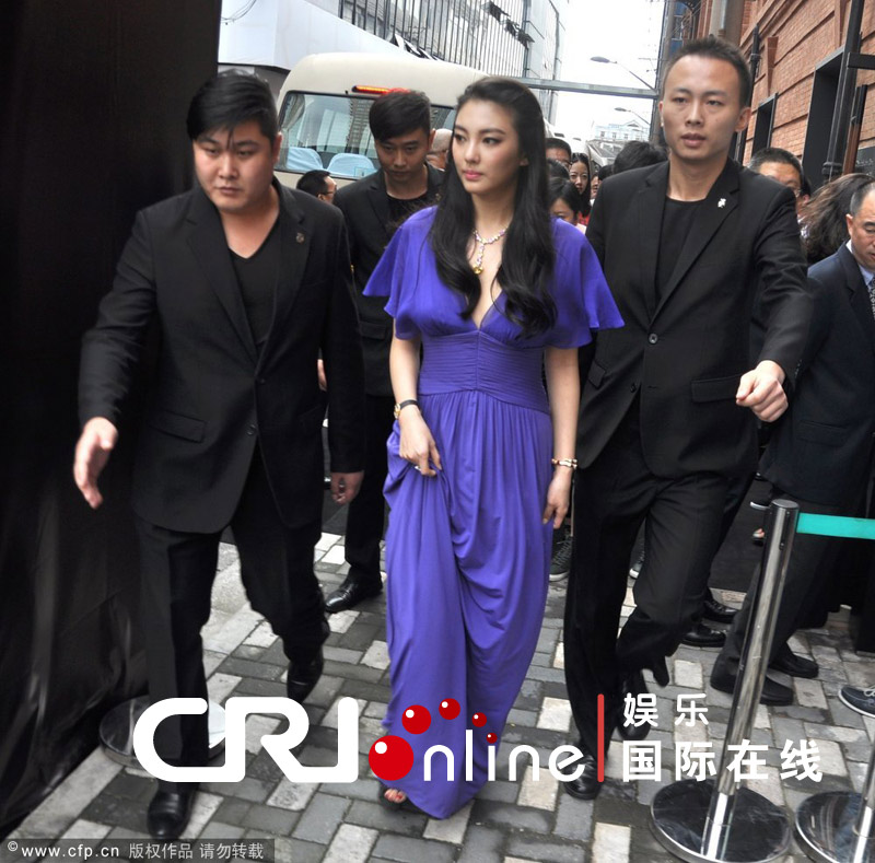 滨崎步  蕾丝内裤性感秀乳沟图片