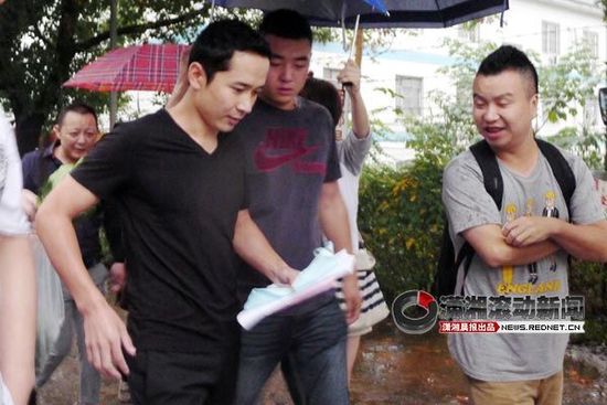 阿穆隆边走边回答记者问题。