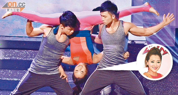 张名雅在陈国峰(右)协助下施展高难度倒挂一字马却凸显小肚腩