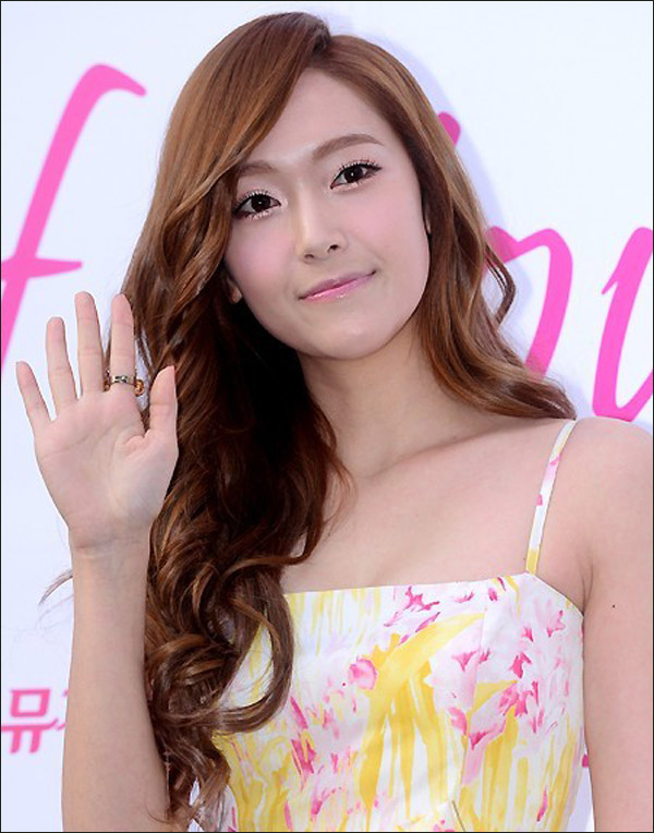 少女时代jessica小花裙出席发布会郑恩地红衣心机抢镜
