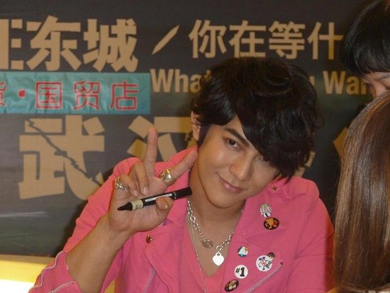 汪东城吸引小朋友歌迷 花美男爱上武汉美食