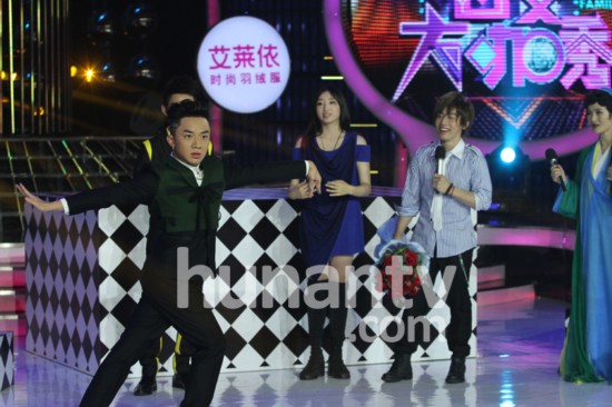 百变大咖秀邹凯模仿五月天阿信 女友登台献花