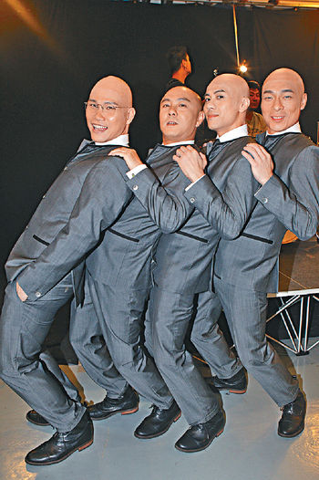 Big4变光头版披头士 张卫健跳掉假发(图)