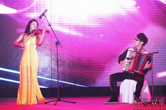王铮亮文薇夫妻档合作探戈名曲《Por UnaCabeza》。