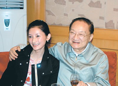 金庸龙泉剑现《谁与争锋》 赵忠祥李湘高价购