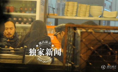 黄晓明深夜携angelababy吃烤串 同回酒店