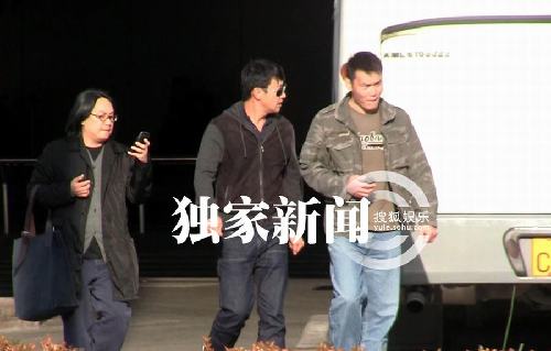 黎明现身机场 面对镜头竖中指似心情低落