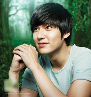 韩星 李敏镐 拍摄视频问候粉丝 网友:好亲切_音