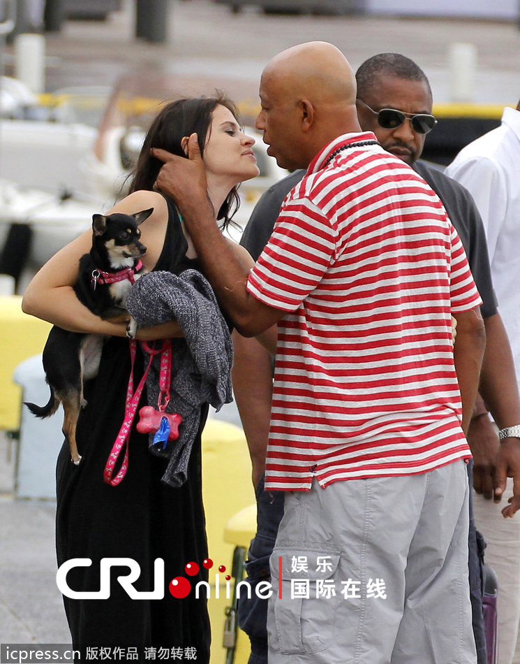 拉塞尔?西蒙斯携小女友度假 小两口旁若无人湿