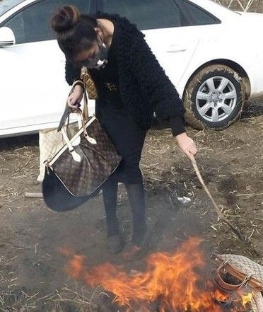 　　北漂女演员为博上位陪睡换来假名牌 “烧包门”震动娱乐圈