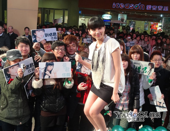 刘惜君新专辑南京签售 不畏严寒签到手软