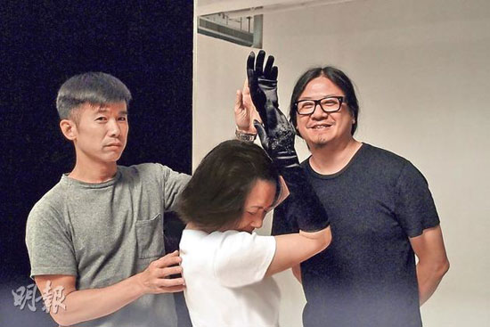 叶德娴高举双手大半天，林海峰体贴地为她按摩膊头，右为摄影师夏永康