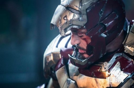 《钢铁侠3》发布新剧照 斯塔克负重伤盔甲受创_音乐频道_凤凰网