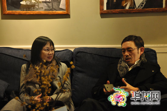 张家瑜和马家辉接受记者采访。