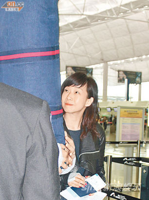 林忆莲把头挨在男友肩上，从背影也能看出二人多么甜蜜。