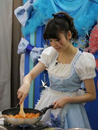 组合AKB48粉丝交流会 穿<em>女佣</em>装亲手做菜_音乐