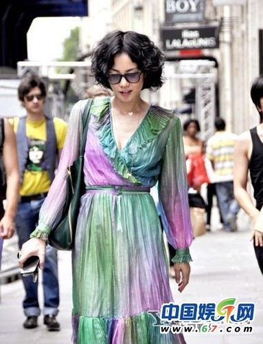 彩色渲染感觉的连衣裙，建议普通人还是不要尝试，万一穿成大妈范儿就不好了。