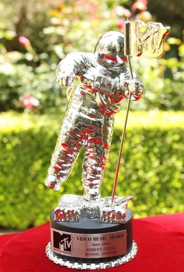 迈克尔·杰克逊凭借《颤栗》获得的MTV音乐录影带奖奖杯至少能卖10万美元