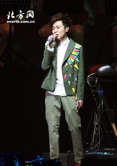 杨丞琳拍水果啤酒广告 吴青峰将为其演唱会站