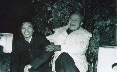 年轻时的吴宇森（左）曾做过张彻（右）的副导演。