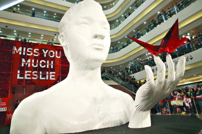 香港“继续宠爱·十年·纪念展”上，张国荣雕像手捧红色纸鹤