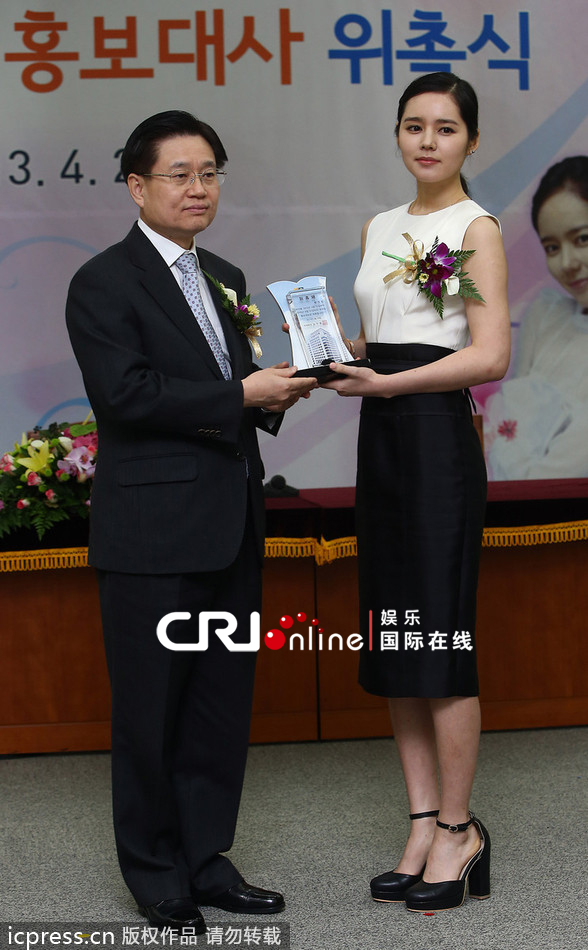 严泰雄担任国税厅形象大使 韩佳人黑白礼服宛如女神
