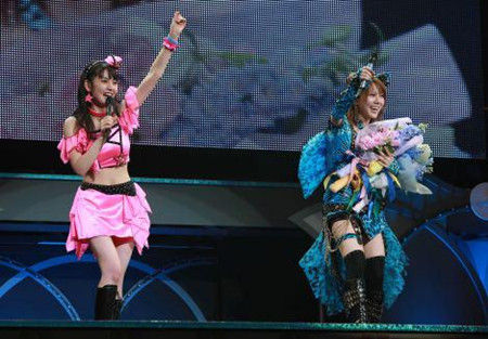 道重沙由美（左）、田中丽奈（右）
