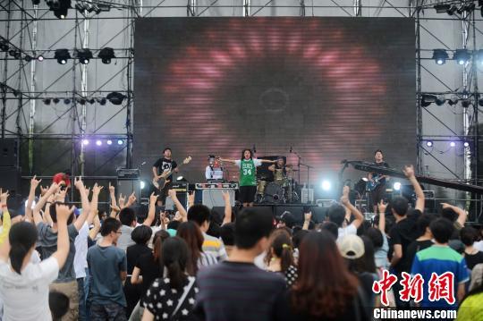 6月10日，扬州端午节假举办音乐节 民众享音乐盛宴。　孟德龙　摄