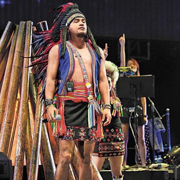 张震岳原住民战士装香港开唱 讽刺歌坛卖脸帮