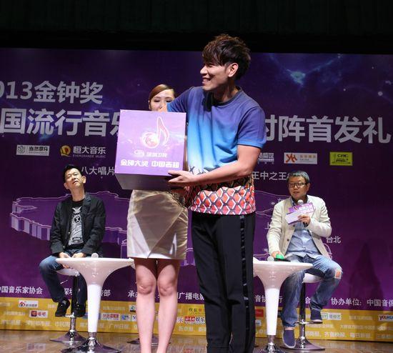杨宗纬代表天浩盛世抽签