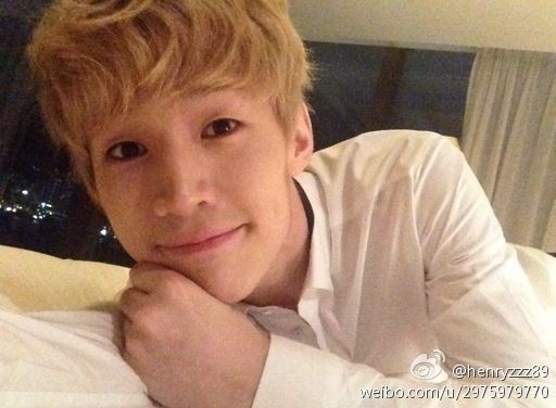 SJ M团员Henry自晒床照 穿白衬衫眼神呆萌