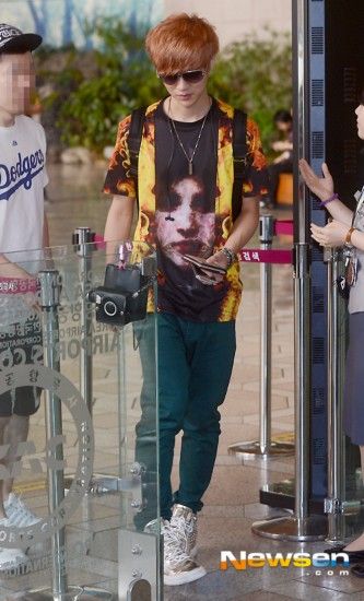 鹿晗回京与家人共度中秋 潮服亮相机场