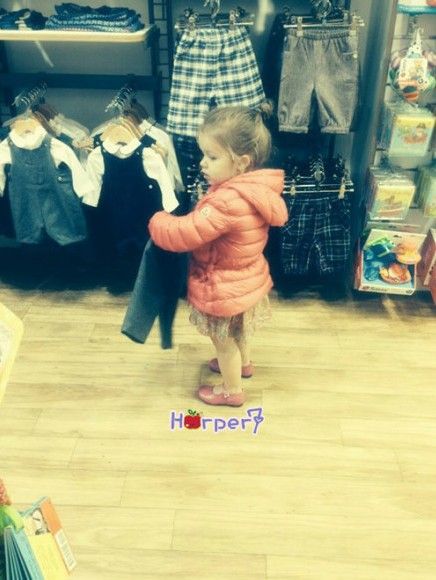 一位网友在伦敦商场偶遇小七和家人在童装店，拍了几张珍贵的图片发了微博，小七在商场自己选衣服好开心，但她好像偏爱中性风哦！