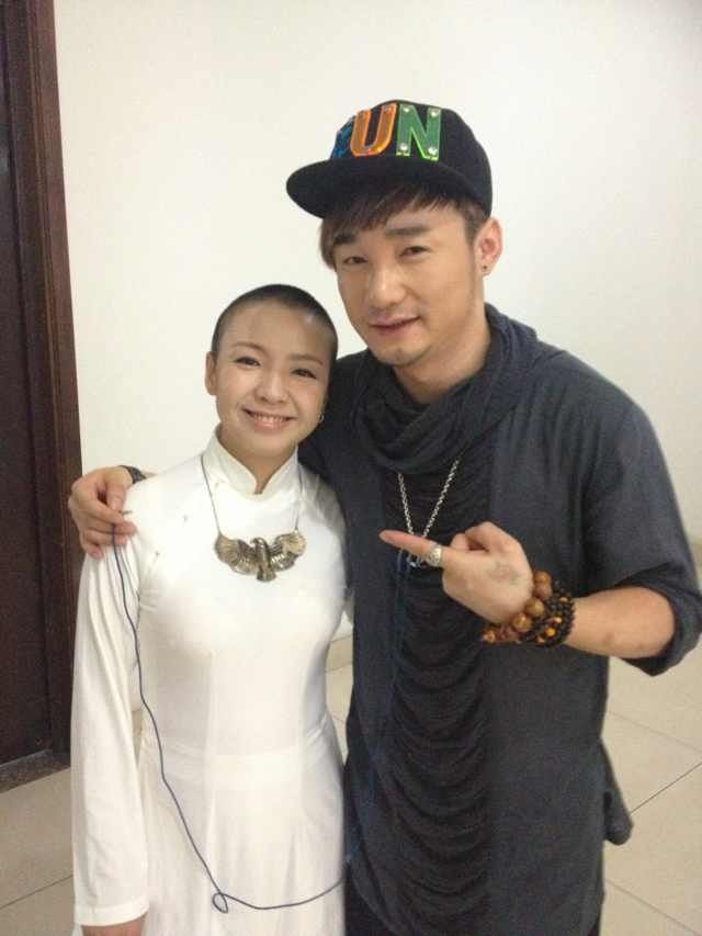 王韵壹   近日,歌手王韵壹做客《大牌遇见好声音》栏目,与黄勇