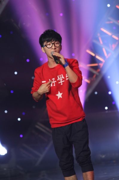 贾盛强新作《尽力而为》谢幕快男舞台