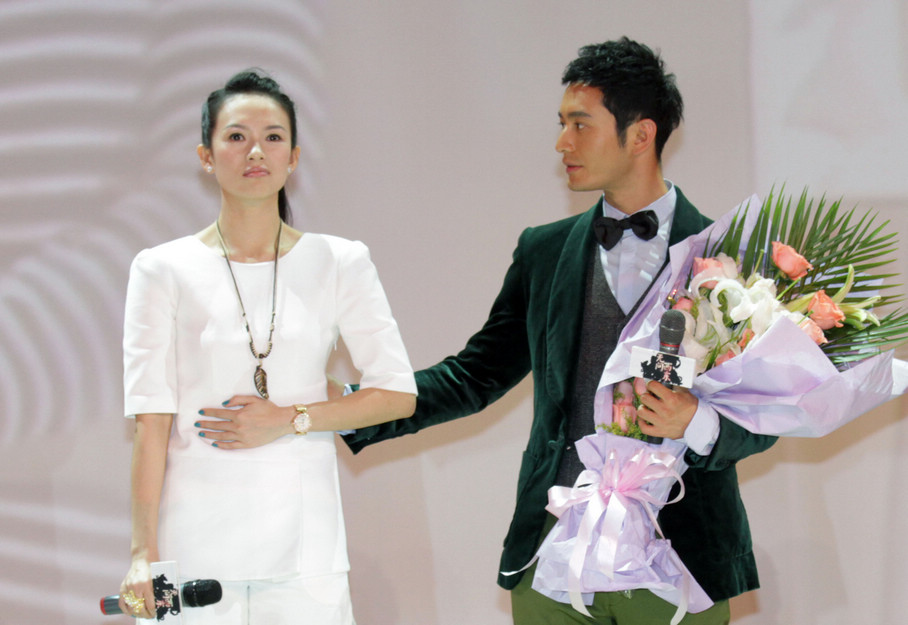 在片中,章子怡自称负责爱情的部分,她将与黄晓明饰演一对从友情走向