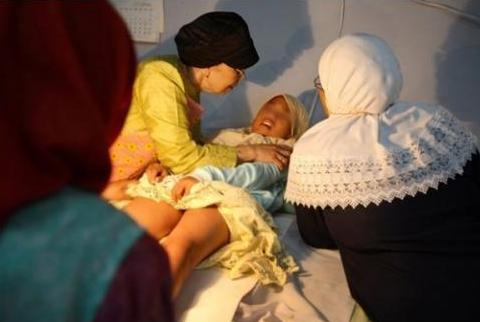 印尼女孩的割礼手术现场图