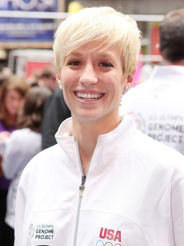 采访时宣布出柜,称自己与澳大利亚球星萨拉-沃尔什拍拖已有一年多