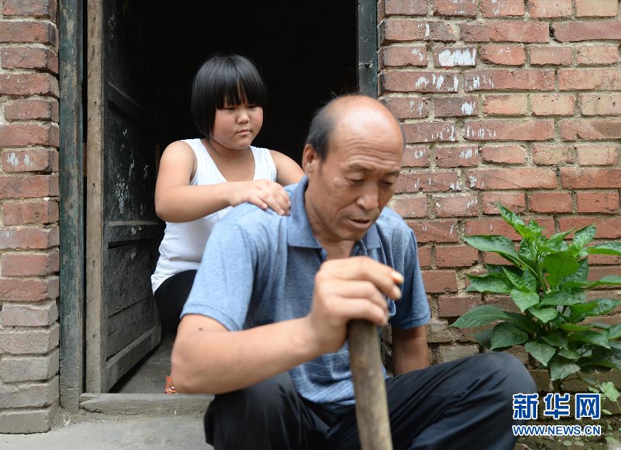 我是一個農村女孩,從小被父親家暴,導致性格孤僻,父親也會家暴我的