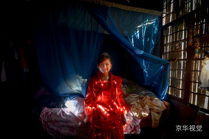 ②不爱说话的小听背起秀秀,害羞的表情不如伴娘笑得甜.