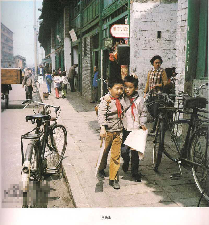 日本摄影师镜头下80年代中国儿童:拿刀枪游戏