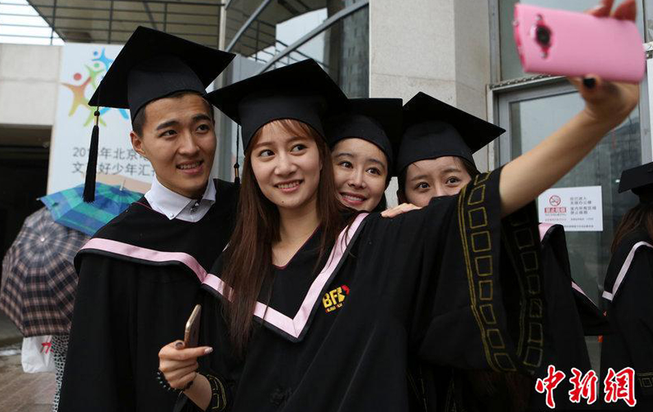 北影帅哥美女冒雨拍毕业合影 有颜任性