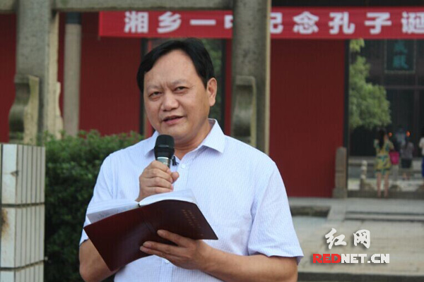 湘乡一中校长丁农一主祭致辞