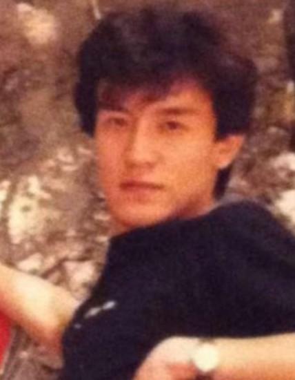 年轻时的李咏很有当年费翔的风采,烫着卷发一脸书生气