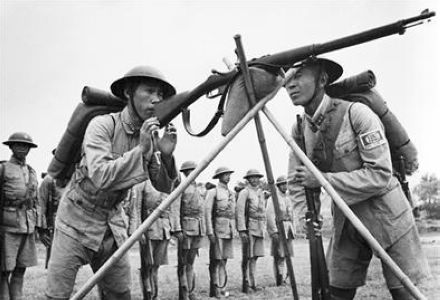抗战时期,国民革命军士兵训练中使用汉阳造步枪资料图