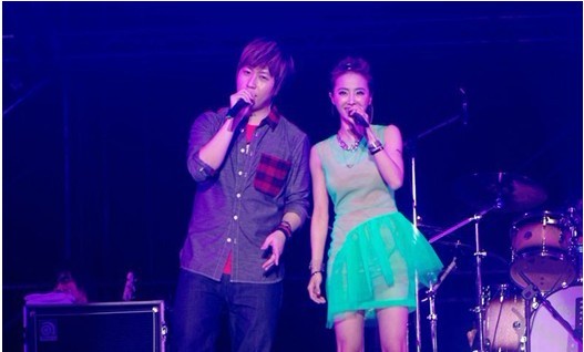 五月天演唱会捐1800万 蔡依林意外现身力挺天团