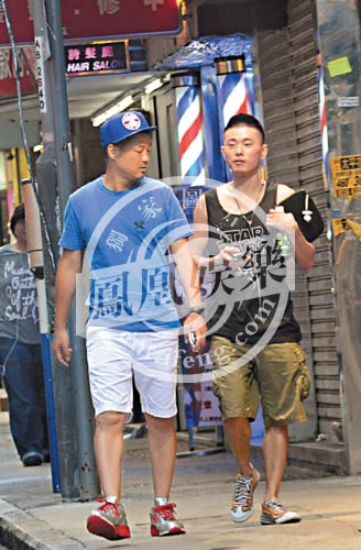 王喜与同性密友亲密逛超市 力破情变传闻(图)