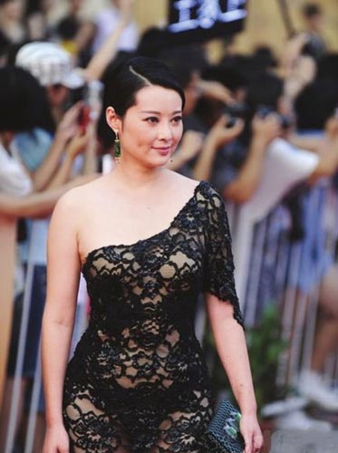 盘点5大豪放女星:白灵当街撩衣露胸(组图)