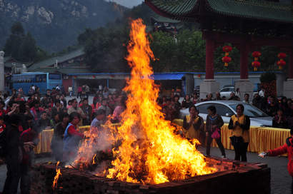 广东六祖寺隆重举行马年新春财神火供法会组图