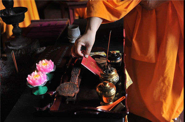 和尚当月佬?山西方丈情人节为结婚证开光